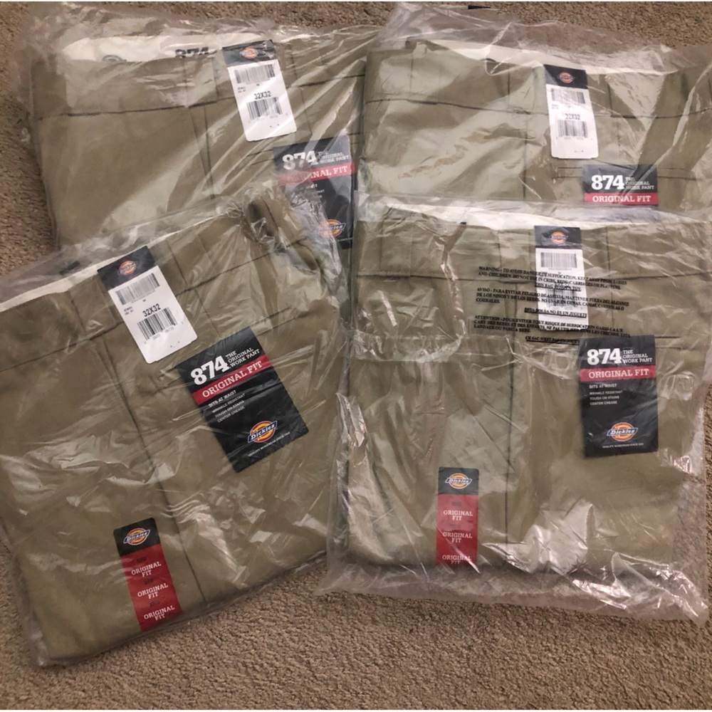(4) Mens Dickies pants (Brand New).